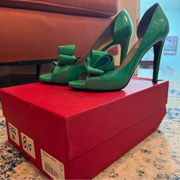 Beautiful Valentino D’Orsay patent leather bow heels in blue /green. Worn twice. - Picture 2 of 11